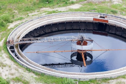 Η κατασκευή διυλιστηρίων νερού περιλαμβάνει απαραίτητα και την κατασκευή μονάδας φίλτρανσης, καθώς και την κατασκευή μονάδας απολύμανσης. Η κατασκευή των μονάδων επεξεργασίας αποβλήτων/νερού περιλαμβάνει και μηχανολογικό εξοπλισμό, όπως είναι ο εξοπλισμός αντλιοστασίων.